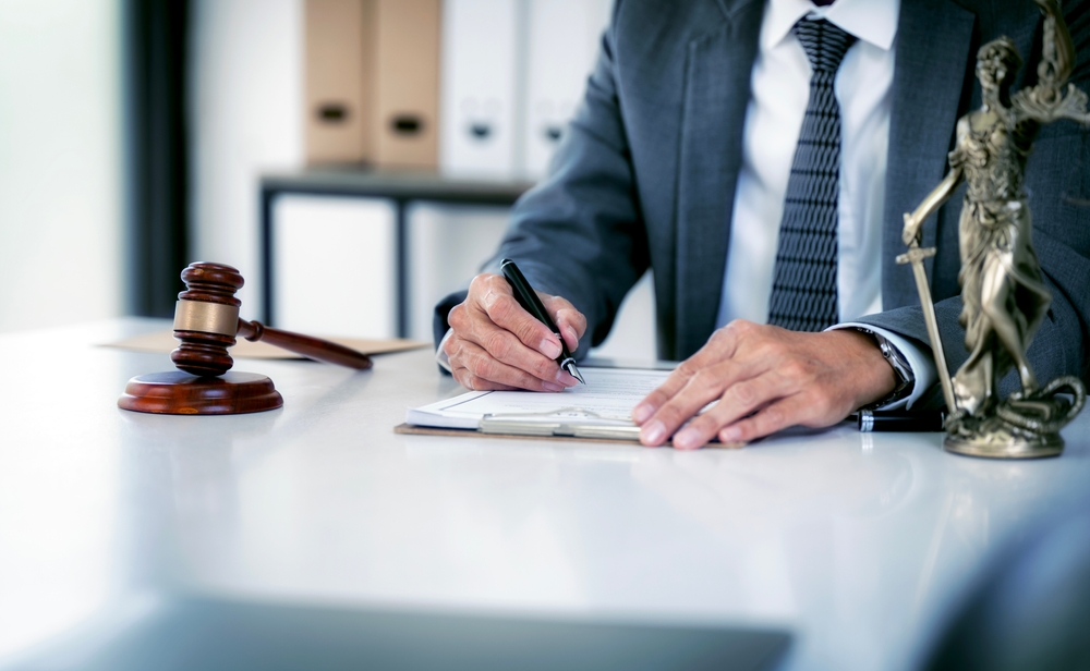 Know when to contact a car accident lawyer to protect your rights and avoid mistakes after a serious crash.